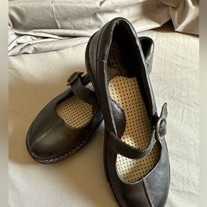 Born Mary Jane Codder EUC Size 7